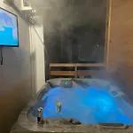 Bella Luxury Penthouse With Outside Jacuzzi And Barbecue Area شقة كرايوفا