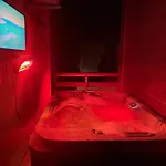 Bella Luxury Penthouse With Outside Jacuzzi And Barbecue Area شقة كرايوفا