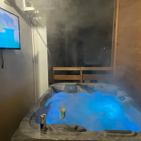 Bella Luxury Penthouse With Outside Jacuzzi And Barbecue Area Apartment Craiova